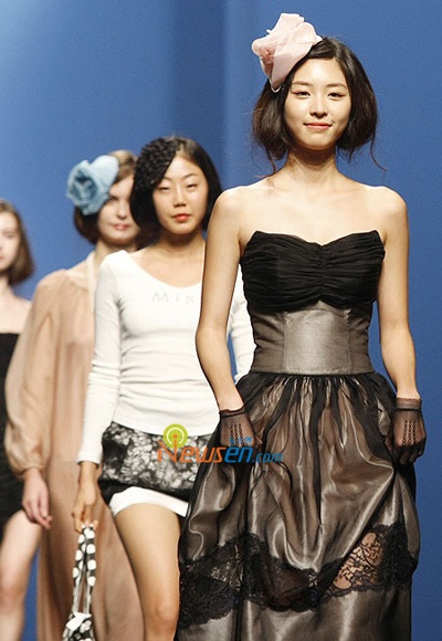 Lee Yeon Hee tự tin sải bước trên sàn catwalk - 14