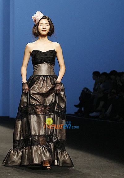 Lee Yeon Hee tự tin sải bước trên sàn catwalk - 9
