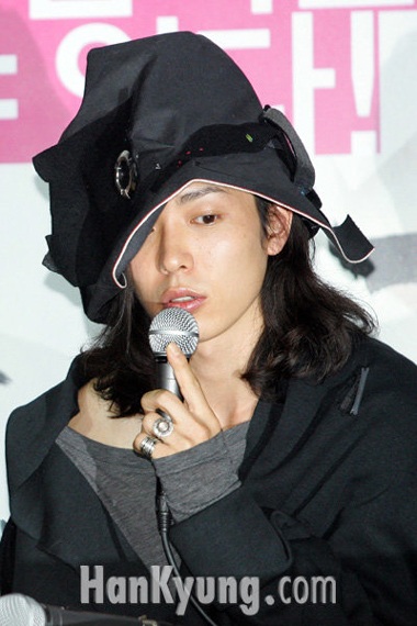 Gu thời trang khác lạ của “thái tử Shin” Joo Ji Hoon - 13 Gu thời trang khác lạ của “thái tử Shin” Joo Ji Hoon - 13