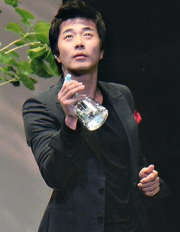 Kwon Sang Woo đột ngột huỷ vai - 3