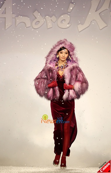 “Barbie” Han Chae Young kiều diễm trên sàn catwalk - 16