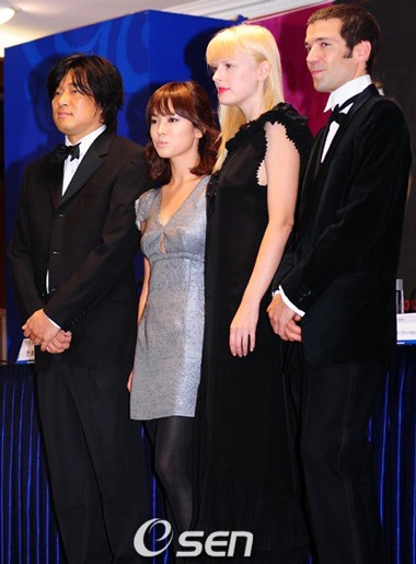 Song Hye Kyo cuốn hút với váy sexy - 13