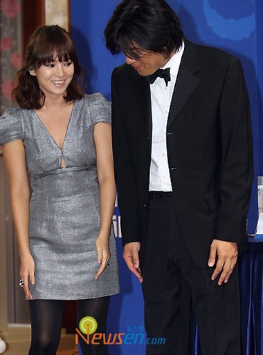 Song Hye Kyo cuốn hút với váy sexy - 15