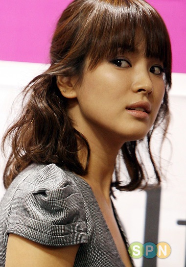 Song Hye Kyo cuốn hút với váy sexy - 16