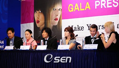 Song Hye Kyo cuốn hút với váy sexy - 17