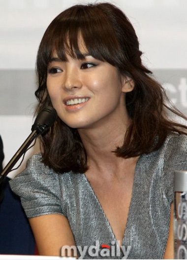 Song Hye Kyo cuốn hút với váy sexy - 18