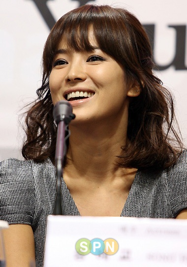 Song Hye Kyo cuốn hút với váy sexy - 25