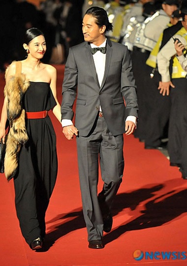 Sao khoe sắc trên thảm đỏ LHP quốc tế Pusan - 11 Sao khoe sắc trên thảm đỏ LHP quốc tế Pusan - 11