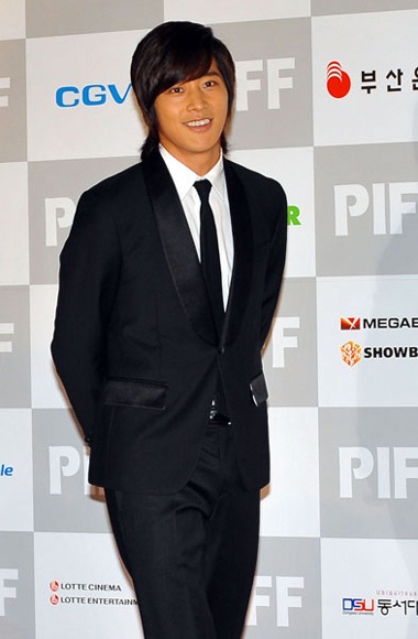 Sao khoe sắc trên thảm đỏ LHP quốc tế Pusan - 25 Sao khoe sắc trên thảm đỏ LHP quốc tế Pusan - 25