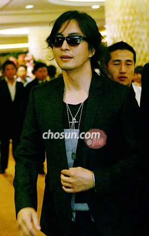 Bae Yong Joon cũng “làm điệu”… với tóc - 1