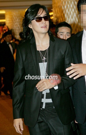 Bae Yong Joon cũng “làm điệu”… với tóc - 2