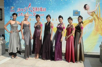 Hương Giang “khoe” môi cong tại Miss Asia - 1