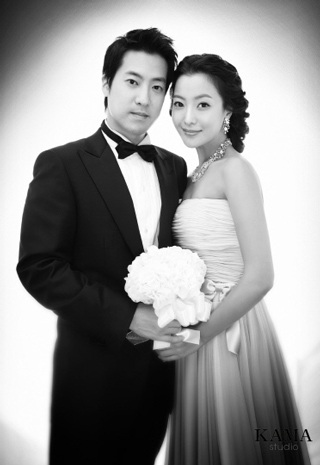 Kim Hee Sun công bố ảnh cưới - 1