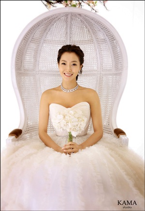 Kim Hee Sun tiếp tục công bố ảnh cưới - 8