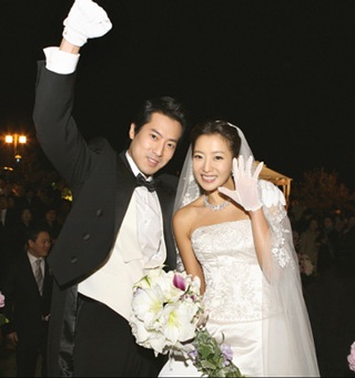 Kim Hee Sun tiếp tục công bố ảnh cưới - 13