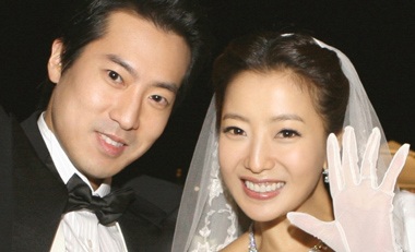 Vợ chồng Kim Hee Sun lần đầu "lộ diện" sau đám cưới - 8