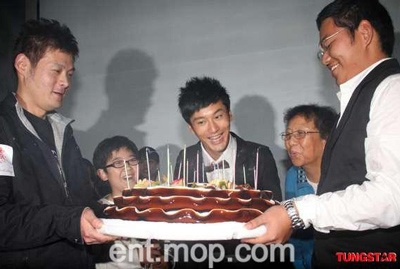 Triệu Vy vắng mặt trong sinh nhật Huỳnh Hiểu Minh - 12