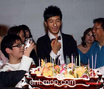 Triệu Vy vắng mặt trong sinh nhật Huỳnh Hiểu Minh - 13