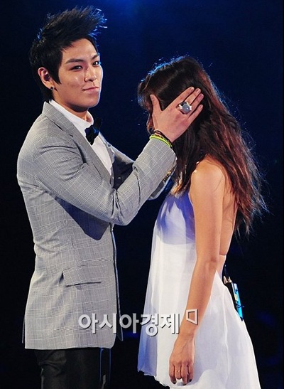 Lee Hyori hôn đồng nghiệp trên sân khấu - 1