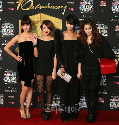 Lee Hyori hôn đồng nghiệp trên sân khấu - 10