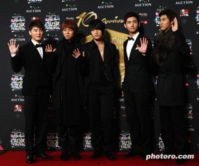 Lee Hyori hôn đồng nghiệp trên sân khấu - 11