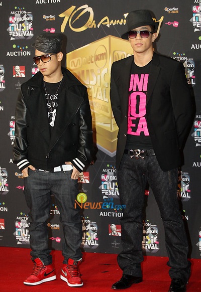 Lee Hyori hôn đồng nghiệp trên sân khấu - 12