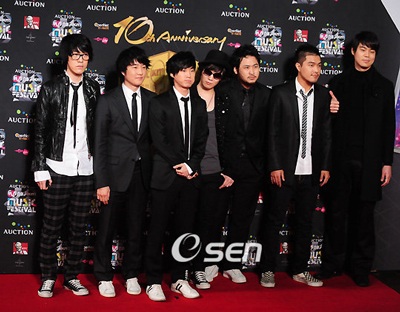 Lee Hyori hôn đồng nghiệp trên sân khấu - 14