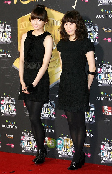 Lee Hyori hôn đồng nghiệp trên sân khấu - 16