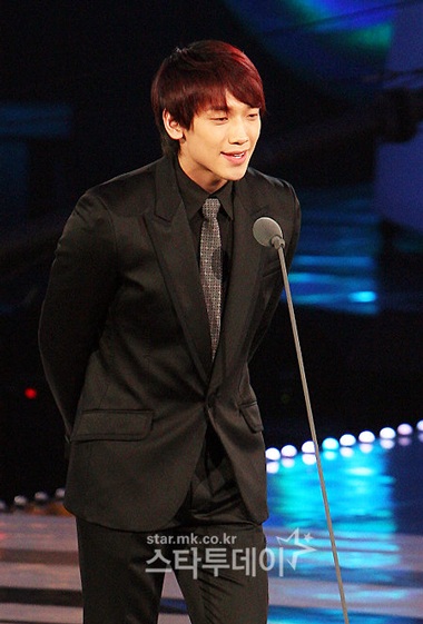 Lee Hyori hôn đồng nghiệp trên sân khấu - 19