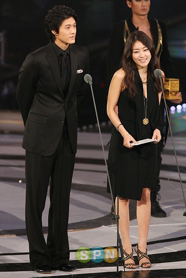 Lee Hyori hôn đồng nghiệp trên sân khấu - 21