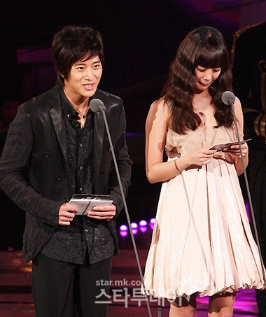 Lee Hyori hôn đồng nghiệp trên sân khấu - 22