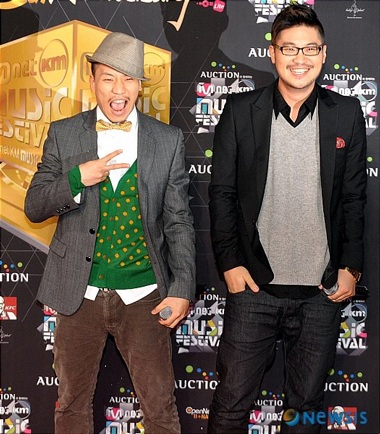 Lee Hyori hôn đồng nghiệp trên sân khấu - 7