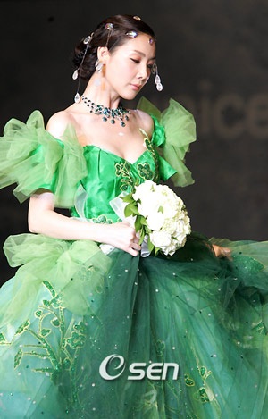 "Người đẹp khóc" toả sáng trong show diễn của Andre Kim - 15