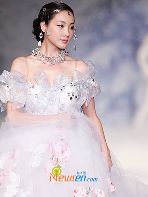 "Người đẹp khóc" toả sáng trong show diễn của Andre Kim - 23