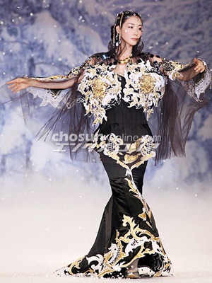 "Người đẹp khóc" toả sáng trong show diễn của Andre Kim - 25