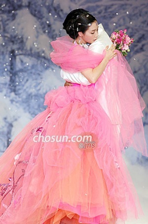 "Người đẹp khóc" toả sáng trong show diễn của Andre Kim - 30