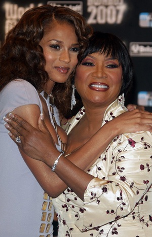 Rihanna thắng lớn tại World Music Awards 2007 - 5