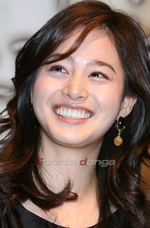 Kim Tae Hee “hút hồn” các ký giả - 9 Kim Tae Hee “hút hồn” các ký giả - 9