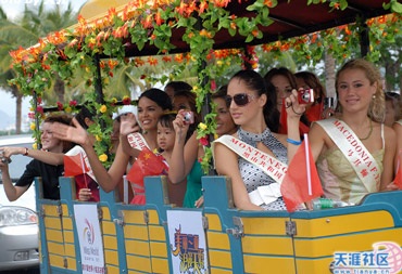 Các mỹ nhân diễu hành quanh đảo Tam Á - 6