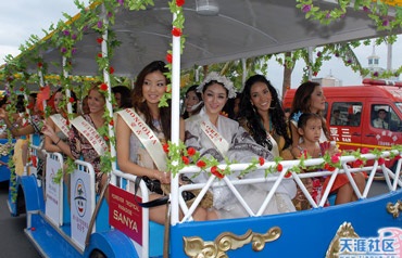 Các mỹ nhân diễu hành quanh đảo Tam Á - 7