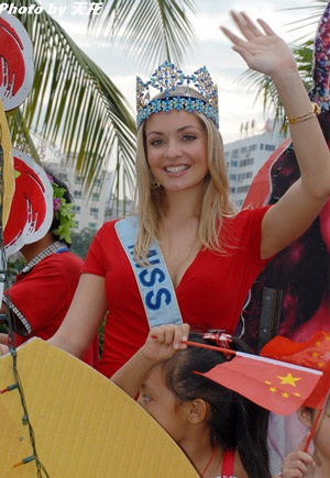 Các mỹ nhân diễu hành quanh đảo Tam Á - 11