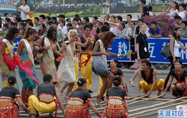 Các mỹ nhân diễu hành quanh đảo Tam Á - 16