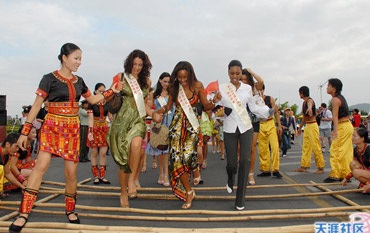 Các mỹ nhân diễu hành quanh đảo Tam Á - 17