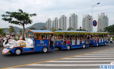 Các mỹ nhân diễu hành quanh đảo Tam Á - 1