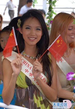 Các mỹ nhân diễu hành quanh đảo Tam Á - 10