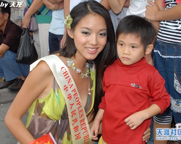 Các mỹ nhân diễu hành quanh đảo Tam Á - 13