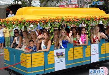 Các mỹ nhân diễu hành quanh đảo Tam Á - 2