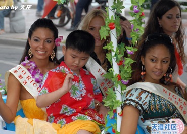 Các mỹ nhân diễu hành quanh đảo Tam Á - 3