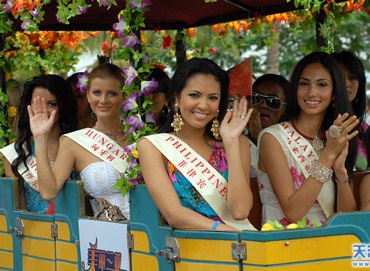 Các mỹ nhân diễu hành quanh đảo Tam Á - 5