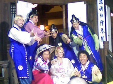 Paris Hilton và bữa tiệc đầu tiên tại xứ Hàn - 7